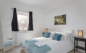 1 Bed Apt Sleeps 4